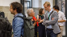 Teilnehmer:innen bei einer Konferenz