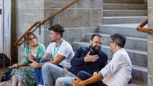Teilnehmer:innen bei einer Konferenz