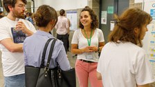 Teilnehmer:innen bei einer Konferenz