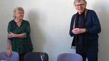 Es sind Birgit Hergert und Prof. schirmer zu sehen