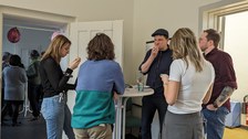 Es sind  Menschen bei einer Feier zu sehen.
