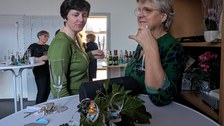 Es sind  Menschen bei einer Feier zu sehen.