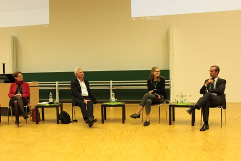 Teilnehmer an einer Podiumsdiskussion