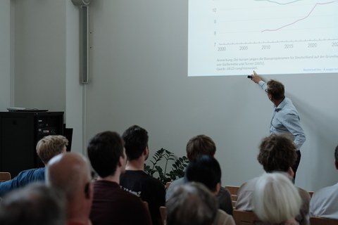 Zu sehen ist Dr. Robert Grundke bei einem Vortrag