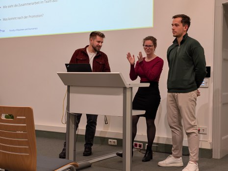 Zu sehen sind Dix Gräubig, Sarah Listabarth und Max Meiler