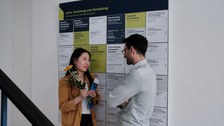 Gespräche auf dem Gang beim Tag der Fakultät