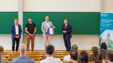Zu sehen ist die Ehrung für den Distinguished Research Fellow 2026 