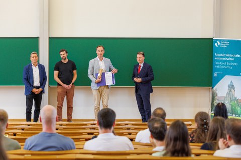 Zu sehen ist die Ehrung für den Distinguished Research Fellow 2026 