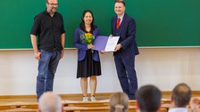 Zu sehen sind Prof. Sassen, Dr. Doan und Prof. Schefczyk