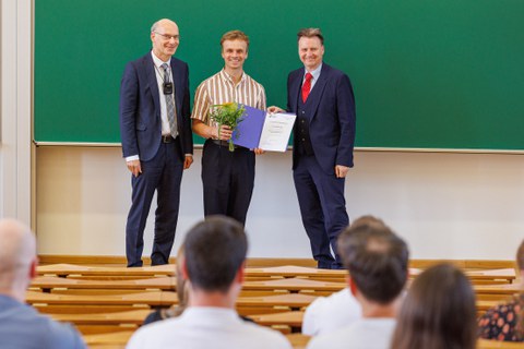 Zu sehen sind Prof. Buscher, Dr. Benedikt Zipfel und Prof. Schefczyk