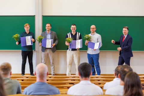 Zu sehen sind die Preisträgerinnen und Preisträger das Professor Hilbert-Publikationspreises