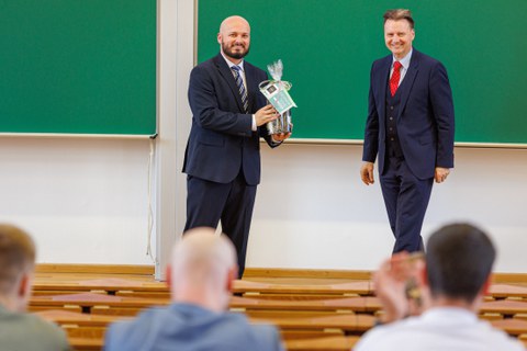 Zu sehen Prof. Razinskas und Prof. Schefczyk