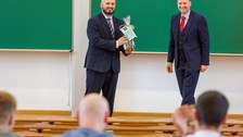 Zu sehen Prof. Razinskas und Prof. Schefczyk