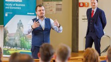 Zu sehen ist Dr. Robert Lehmann