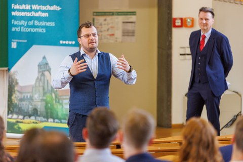 Zu sehen ist Dr. Robert Lehmann