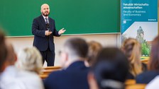 Zu sehen ist Prof. Razinskas bei seiner Antrittsvorlesung