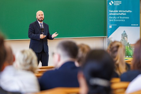 Zu sehen ist Prof. Razinskas bei seiner Antrittsvorlesung