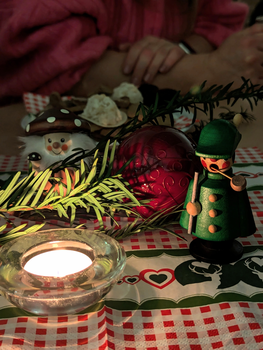 Es ist weihnachtlich dekorierter Tisch zu sehen