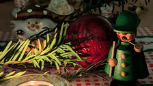 Es ist weihnachtlich dekorierter Tisch zu sehen