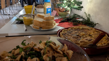 Es ist Essen auf einem Tisch zu sehen