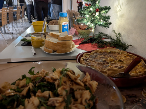 Es ist Essen auf einem Tisch zu sehen