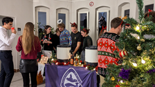 Es ist der Glühweihnstand des FSR zu sehen