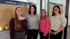 Es sind vier Frauen zu sehen
