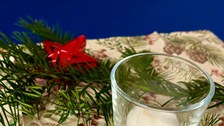 Ein Teelicht mit weihnachtlicher Dekoration