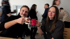 Wissenschaftliche Mitarbeitende beim Anstoßen