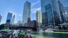 Man sieht die Skyline von Chicago.