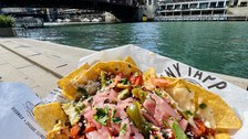 Man sieht Nachos in Chicago