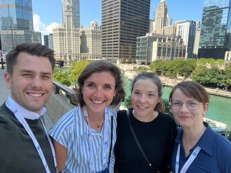 Man sieht Sarah Müller-Sägebrecht mit anderen Wissenschaftler:innen in Chicago.