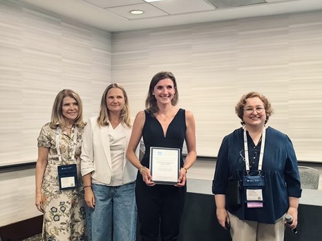 Man sieht Sarah Müller-Sägebrecht bei der Preisverleihung bei der AOM 2024 in Chicago.