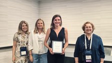 Man sieht Sarah Müller-Sägebrecht bei der Preisverleihung bei der AOM 2024 in Chicago.