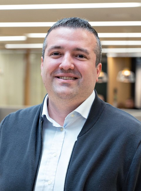 Zu sehen ist Assistant Professor Ciprian Domnisoru  
