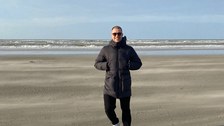 Zu sehen ist Tom Dudda am Meer