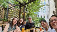 Man sieht Beth Embry und Samanthi Dijkstra-Silva