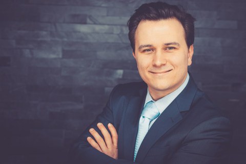 Man sieht Jun.-Prof. Dr. Tristan Becker