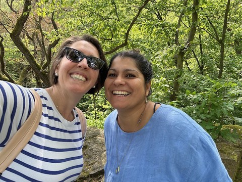Man sieht Samanthi Dijkstra-Silva und Beth Embry zusammen.
