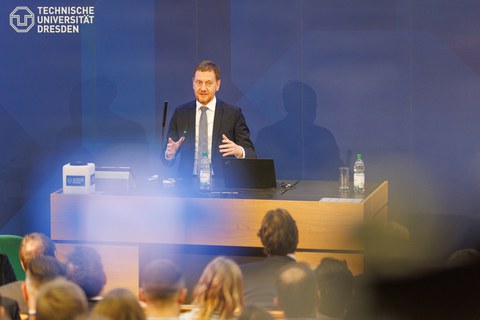 Der Ministerpräsident von Sachsen hält seine einführende Rede.