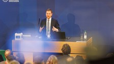 Der Ministerpräsident von Sachsen hält seine einführende Rede.
