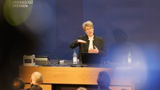 Frau Veronika Grimm stellt das Jahresgutachten vor.