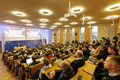 Man sieht das Publikum von oben im Hülße-Hörsaal.