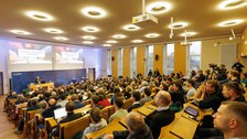 Man sieht das Publikum von oben im Hülße-Hörsaal.