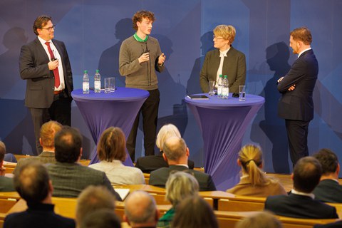 Die Diskussion wird ergänzt durch den Studenten Nikolai Ott. 