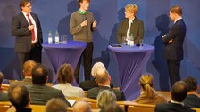 Die Diskussion wird ergänzt durch den Studenten Nikolai Ott. 