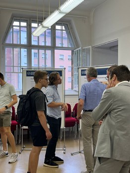 Man sieht viele Studierende.