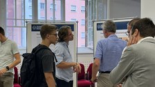Man sieht viele Studierende.