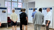 Man sieht viele Studierende.