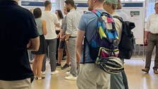 Man sieht viele Studierende.
